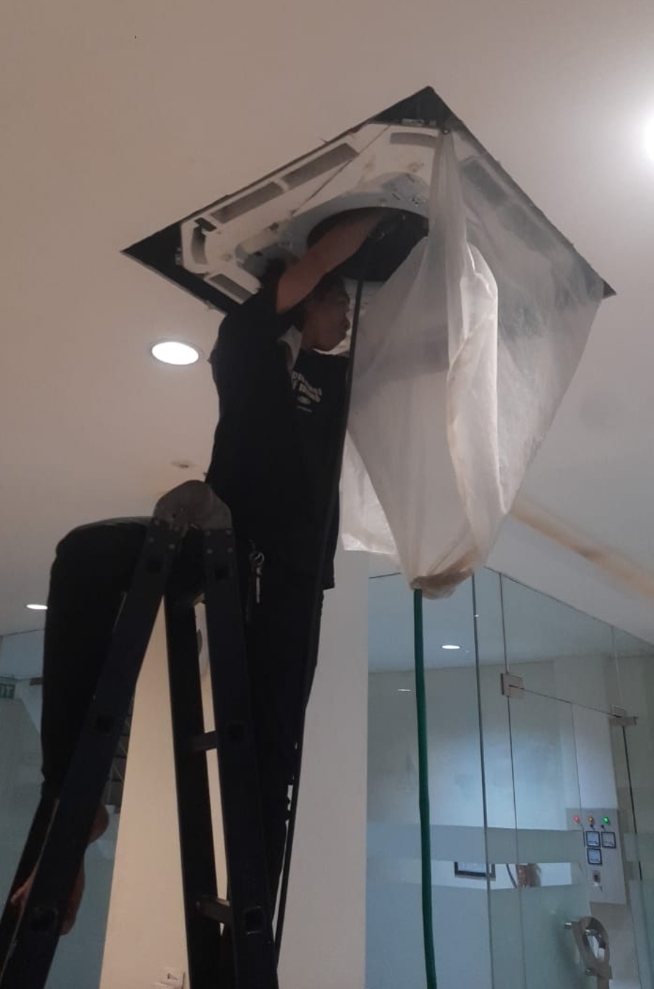 Tim teknisi Royal AC Solution Makassar yang berpengalaman dalam service AC panggilan