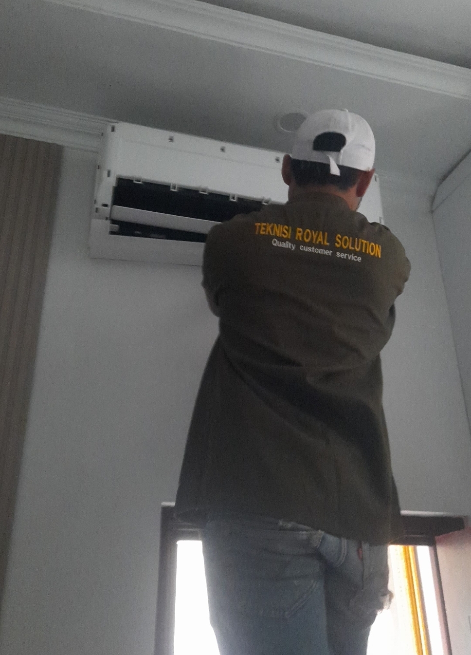 Service cuci AC indoor di Makassar – Royal AC Solution