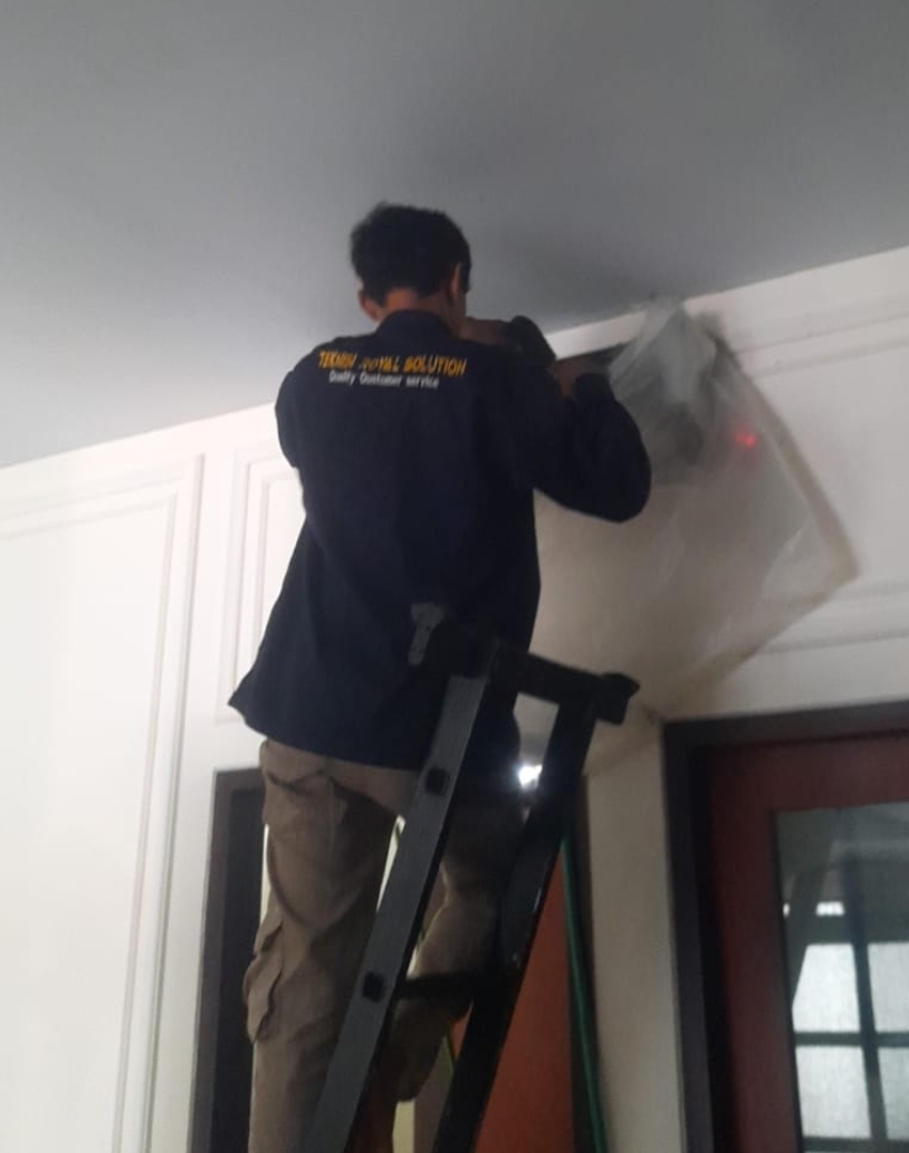 Instalasi AC indoor baru di kantor Makassar