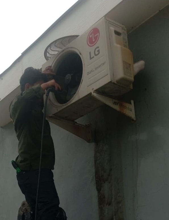 Instalasi outdoor AC unit baru di rumah Makassar