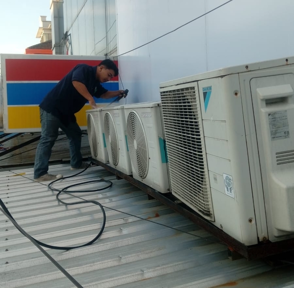 Service outdoor AC unit di Makassar oleh teknisi berpengalaman