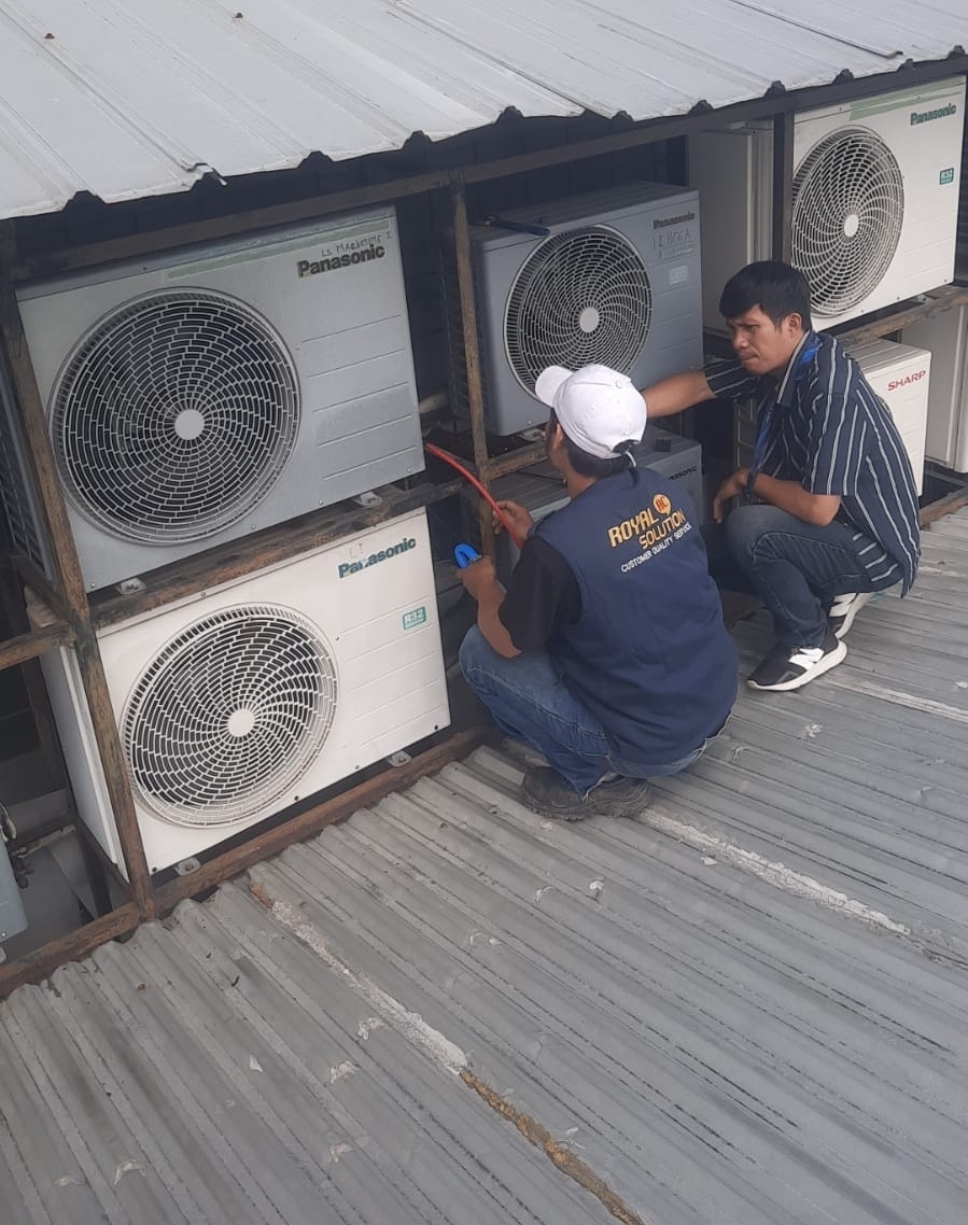 Perbaikan outdoor AC unit bocor freon Makassar