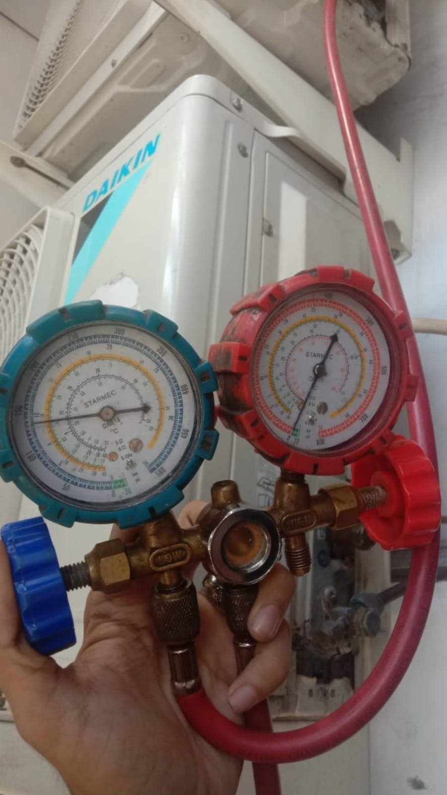 Pengecekan kondisi AC di rumah pelanggan Makassar oleh teknisi Royal AC Solution