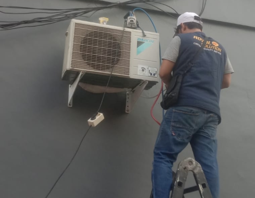 Diagnosa kerusakan AC oleh teknisi berpengalaman Royal AC Solution Makassar